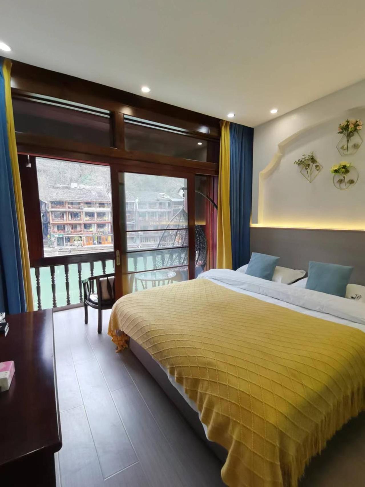 Fenghuang Ancient Town Lazy Cat Riverside Inn Exterior foto