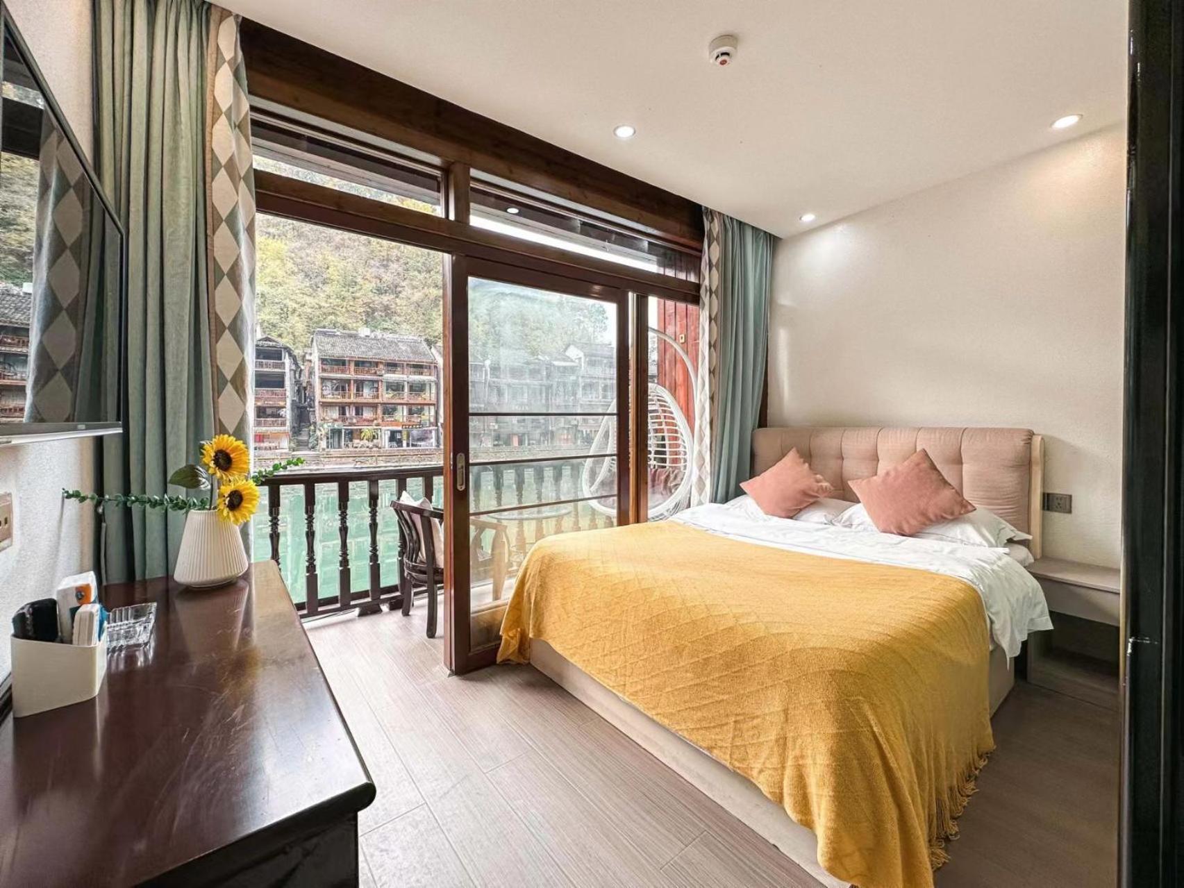 Fenghuang Ancient Town Lazy Cat Riverside Inn Exterior foto